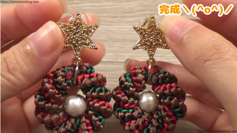 ボンドが乾いたらサークル編みで作るクリスマスリース風イヤリングの完成です\(^o^)/