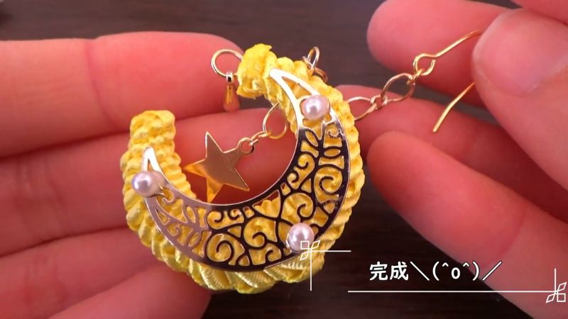 スクエアノット丸編みで作る三日月モチーフピアスの完成です。