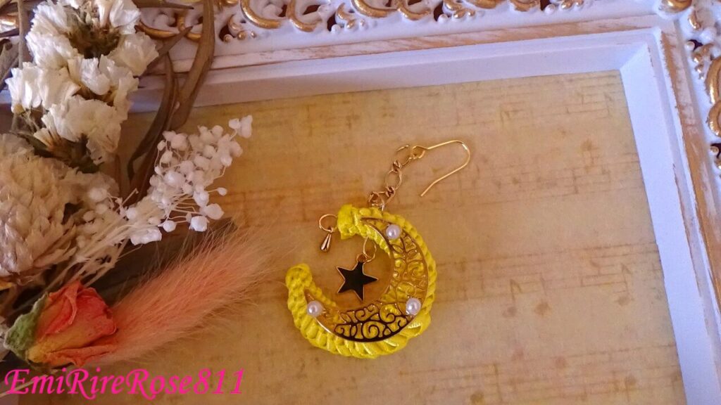 ２本のリボンで編む月のモチーフピアス