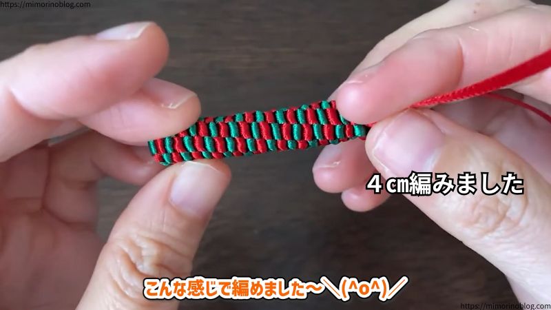 スクエアノット丸編みで4㎝編んだリボン。